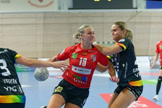 Lea Gruber (Halle, 19), Jane Martens (Oldenburg, 13) SV Union Halle-Neustadt vs. VfL Oldenburg, Handball Bundesliga Frauen, Saison 2025 26, 4. Spieltag, 01.10.2025 Halle SWH Arena Sachsen-Anhalt Deutschland
