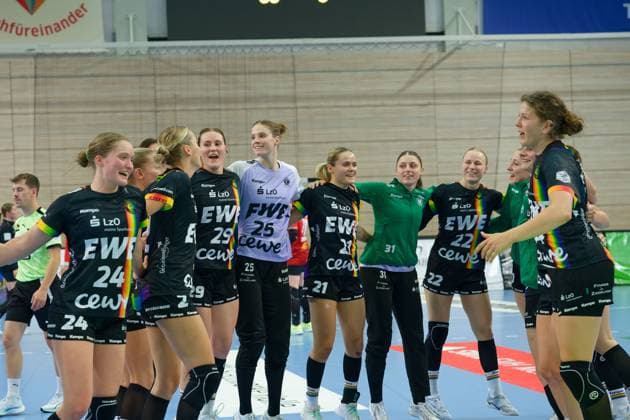 Oldenburger Spielerinnen nach ihrem 27:31 Auswaertssieg, SV Union Halle-Neustadt vs. VfL Oldenburg, Handball Bundesliga Frauen, Saison 2025 26, 4. Spieltag, 01.10.2025 Halle SWH Arena Sachsen-Anhalt Deutschland