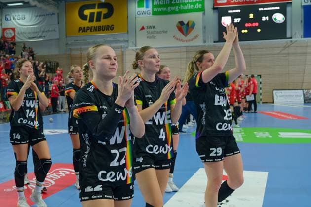 Oldenburger Spielerinnen nach ihrem 27:31 Auswaertssieg, SV Union Halle-Neustadt vs. VfL Oldenburg, Handball Bundesliga Frauen, Saison 2025 26, 4. Spieltag, 01.10.2025 Halle SWH Arena Sachsen-Anhalt Deutschland