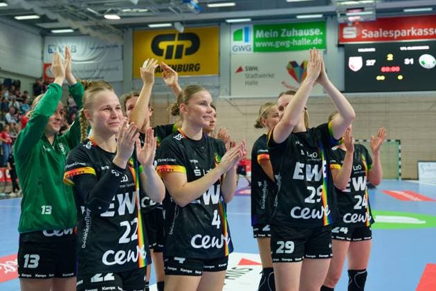 Oldenburger Spielerinnen nach ihrem 27:31 Auswaertssieg, SV Union Halle-Neustadt vs. VfL Oldenburg, Handball Bundesliga Frauen, Saison 2025 26, 4. Spieltag, 01.10.2025 Halle SWH Arena Sachsen-Anhalt Deutschland