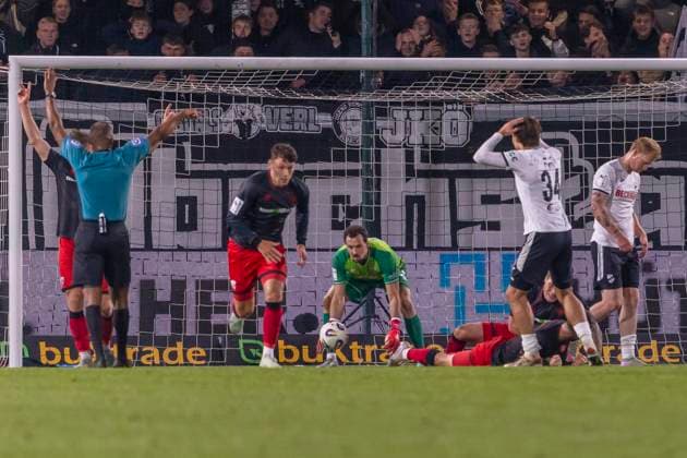 Verl, Deutschland 01. Oktober 2025: 3. Liga - 2025 2026 - SC Verl vs. FC Ingolstadt 04 Im Bild: Torwart Kai Eisele (FCI) pariert Ball DFB regulations prohibit any use of photographs as image sequences and or quasi-video Sportclub Arena Nordrhein Westfalen Copyright: xFotostandx xSchäferx