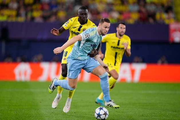 Villarreal CF v Juventus - UEFA Champions League 2025 26 League Phase MD2 Pape Gueye defensive midfield of Villarreal and Senegal and Teun Koopmeiners attacking midfield of Juventus and Netherlands compete for the ball during the UEFA Champions League 2025 26 League Phase MD2 match between Villarreal CF and Juventus at Estadio de la Ceramica on October 1, 2025 in Villarreal, Spain. Villarreal Castellon Spain  Copyright: xJosexBretonx originalFilename:bretonhernandez-villarre251001_np7hW.jpg