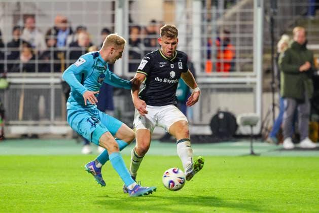 Florian Niederlechner (7, TSV 1860 München) und Meiko Sponsel (19, FC Viktoria Köln) beim Spiel zwischen TSV 1860 München v FC Viktoria Köln, Fußball, Herren, 3.Liga, 2025 2026, 9.Spieltag am 01.10.2025 in München, Stadion a. d. Grünwalder Straße. Bayern Deutschland