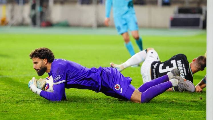 Dudu Eduardo Haesler (1, FC Viktoria Köln), halt den Ball sicher beim Spiel zwischen TSV 1860 München v FC Viktoria Köln, Fußball, Herren, 3.Liga, 2025 2026, 9.Spieltag am 01.10.2025 in München, Stadion a. d. Grünwalder Straße. Bayern Deutschland