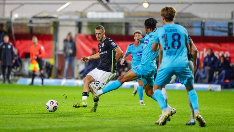Sigurd Haugen (22, TSV 1860 München) beim Spiel zwischen TSV 1860 München v FC Viktoria Köln, Fußball, Herren, 3.Liga, 2025 2026, 9.Spieltag am 01.10.2025 in München, Stadion a. d. Grünwalder Straße. Bayern Deutschland