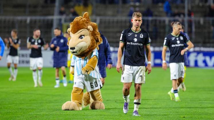Florian Niederlechner (7, TSV 1860 München) enttäuscht nach dem Spiel beim Spiel zwischen TSV 1860 München v FC Viktoria Köln, Fußball, Herren, 3.Liga, 2025 2026, 9.Spieltag am 01.10.2025 in München, Stadion a. d. Grünwalder Straße. Bayern Deutschland