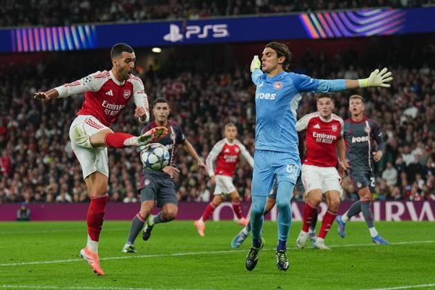 Mikel Merino of Arsenal shoots at Olympiakos Goalkeeper Konstantinos Tzolakis Arsenal v Olympiakos, UEFA Champions League, Group Stage, Football, Emirates Stadium, London, UK - 01 Oct 2025London Emirates Stadium United Kingdom EDITORIAL USE ONLY No use with unauthorised audio, video, data, fixture lists, club league logos or live services. Online in-match use limited to 120 images, no video emulation. No use in betting, games or single club league player publications.  Copyright: xJoexToth Shutterstockx 15504044t