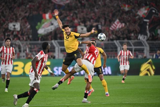 Ramy Bensebaini (Borussia Dortmund), mi., gegen Maroan Sannadi (Athletic Bilbao) 01.10.2025, Fussball Champions League 2025 2026, 2. Spieltag, Borussia Dortmund - Athletic Bilbao UEFA regulations prohibit any use of photographs as image sequences and or quasi-video Dortmund Signal Iduna Park Nordrhein Westfalen Deutschland