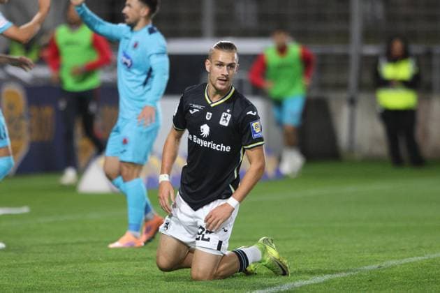 22 Sigurd Haugen (1860) am Boden Fussball 3. Liga TSV 1860 München - FC Viktoria Köln Grünwalderstadion 01.10.2025 FOTO: Mladen Lackovic LakoPress
