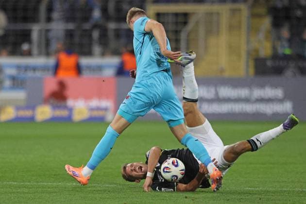 7 Florian Niederlechner, am Boden (1860) gegen 2 Lars Dietz (Viktoria Köln, blau) Zweikampf, Fussball 3. Liga TSV 1860 München - FC Viktoria Köln Grünwalderstadion 01.10.2025 FOTO: Mladen Lackovic LakoPress