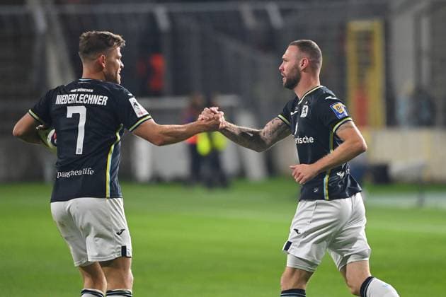 Torjubel v.re:Patrick HOBSCH (TSV 1860 Muenchen) mit Florian NIEDERLECHNER (TSV 1860 Muenchen) nach Tor zum 2-2,Jubel,Freude,Begeisterung,Aktion. Fussball 3.Liga,9.Spieltag, Saison 2025 26 TSV 1860 Muenchen - Viktoria Koeln 2-2 am 01.10.2025 GRUENWALDER STADION.