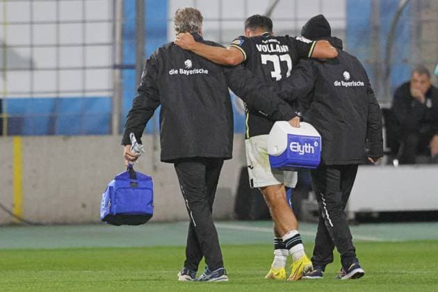 31 Kevin Volland (1860) ist verletzt und wird vom Feld geführt, Fussball 3. Liga TSV 1860 München - FC Viktoria Köln Grünwalderstadion 01.10.2025 FOTO: Mladen Lackovic LakoPress