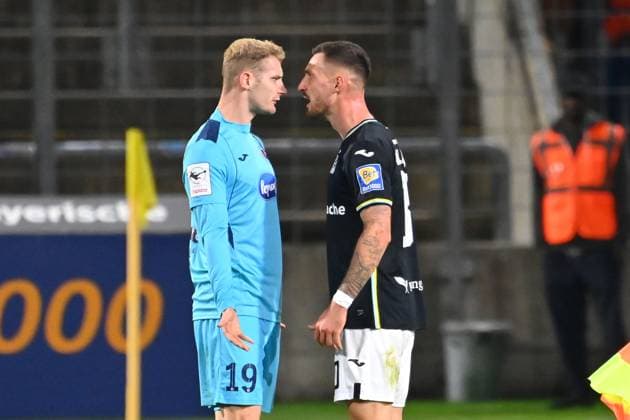 v.li:Meiko SPONSEL (K) und Maximilian WOLFRAM (TSV 1860 Muenchen) geraten aneinader,Streit,Auseinandersetzung. Fussball 3.Liga,9.Spieltag, Saison 2025 26 TSV 1860 Muenchen - Viktoria Koeln 2-2 am 01.10.2025 GRUENWALDER STADION.