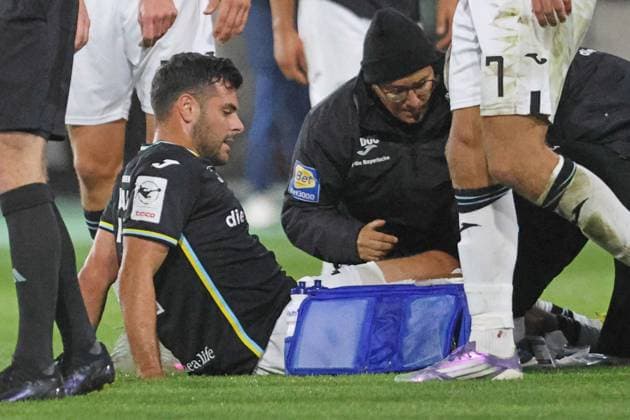31 Kevin Volland (1860) ist verletzt und wird behandelt, Fussball 3. Liga TSV 1860 München - FC Viktoria Köln Grünwalderstadion 01.10.2025 FOTO: Mladen Lackovic LakoPress