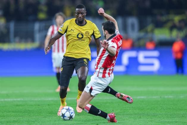 Fußball UEFA Champions League 2. Spieltag Borussia Dortmund - Athletic Bilbao am 01.10.2025 im Signal Iduna Park in Dortmund Serhou Guirassy ( Dortmund ), links - Inigo Lekue ( Bilbao ), rechts