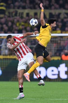 Fußball UEFA Champions League 2. Spieltag Borussia Dortmund - Athletic Bilbao am 01.10.2025 im Signal Iduna Park in Dortmund Maroan Sannadi ( Bilbao ), links - Ramy Bensebaini ( Dortmund ), rechts