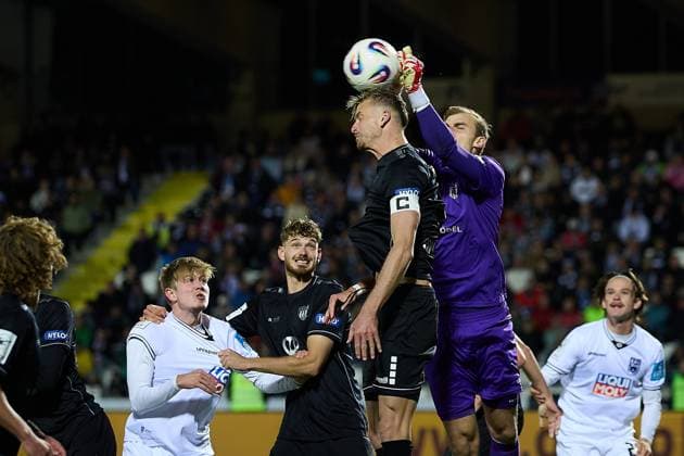 Faustabwehr Toni Stahl (1. FC Schweinfurt 05, 01), Thomas Meissner (1. FC Schweinfurt 05, 08) GER, SSV Ulm 1846 vs. 1. FC Schweinfurt , Fussball, Herren, 3. Liga, 9. Spieltag, Spielzeit 2025 2026, 30.09.2025 GER, SSV Ulm 1846 vs. 1. FC Schweinfurt , Fussball, Herren, 3. Liga, 9. Spieltag, Spielzeit 2025 2026, 30.09.2025 Ulm Copyright: xEibner-Pressefoto GeraldxOelze-dexStoppanyx EP_ODS