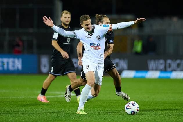 Zweikampf zwischen Kristian Boehnlein (1. FC Schweinfurt 05, 13) und Dennis Dressel (SSV Ulm 1846, 14) GER, SSV Ulm 1846 vs. 1. FC Schweinfurt , Fussball, Herren, 3. Liga, 9. Spieltag, Spielzeit 2025 2026, 30.09.2025 GER, SSV Ulm 1846 vs. 1. FC Schweinfurt , Fussball, Herren, 3. Liga, 9. Spieltag, Spielzeit 2025 2026, 30.09.2025 Ulm Copyright: xEibner-Pressefoto GeraldxOelze-dexStoppanyx EP_ODS