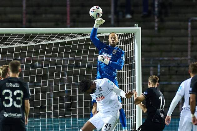Faustabwehr Christian Ortag (SSV Ulm 1846, 39) ueber Andre Becker (SSV Ulm 1846, 49) GER, SSV Ulm 1846 vs. 1. FC Schweinfurt , Fussball, Herren, 3. Liga, 9. Spieltag, Spielzeit 2025 2026, 30.09.2025 GER, SSV Ulm 1846 vs. 1. FC Schweinfurt , Fussball, Herren, 3. Liga, 9. Spieltag, Spielzeit 2025 2026, 30.09.2025 Ulm Copyright: xEibner-Pressefoto GeraldxOelze-dexStoppanyx EP_ODS