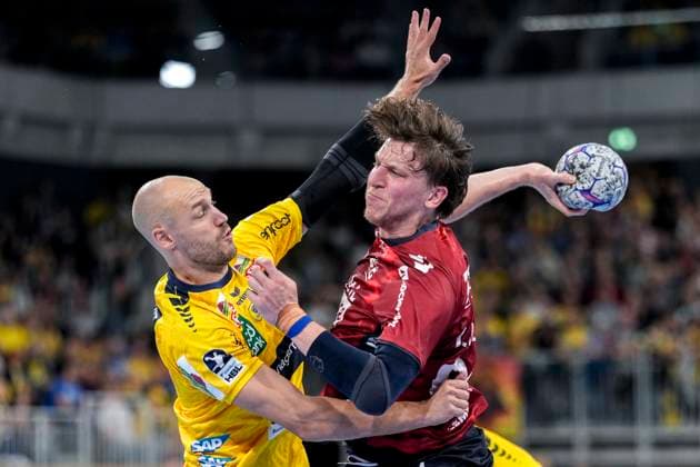 v.li.: Lukas Sandell (RNL, 11), Lasse Möller (Flensburg, 64), Zweikampf, Spielszene, Duell, duel, tackle, tackling, Dynamik, Action, Aktion, 01.10.2025, Heidelberg (Deutschland), Handball, DHB-Pokal, 2. Runde, Rhein-Neckar Löwen - SG Flensburg-Handewitt