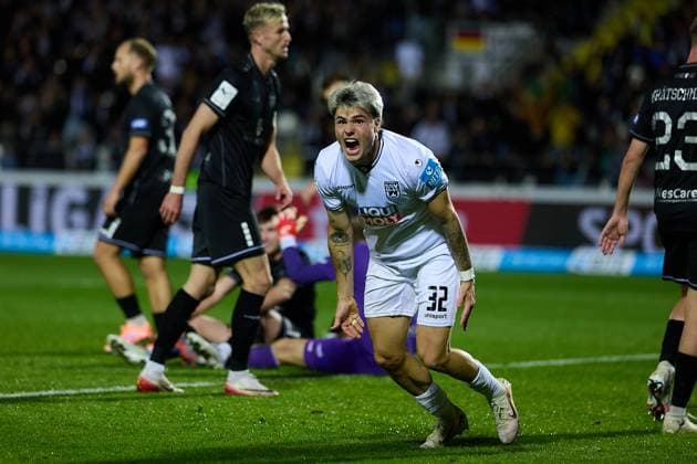 Freude, Schrei Jubel Niklas Koelle (SSV Ulm 1846, 32) ueber seinen Treffer zum 4:1 GER, SSV Ulm 1846 vs. 1. FC Schweinfurt , Fussball, Herren, 3. Liga, 9. Spieltag, Spielzeit 2025 2026, 30.09.2025 GER, SSV Ulm 1846 vs. 1. FC Schweinfurt , Fussball, Herren, 3. Liga, 9. Spieltag, Spielzeit 2025 2026, 30.09.2025 Ulm Copyright: xEibner-Pressefoto GeraldxOelze-dexStoppanyx EP_ODS