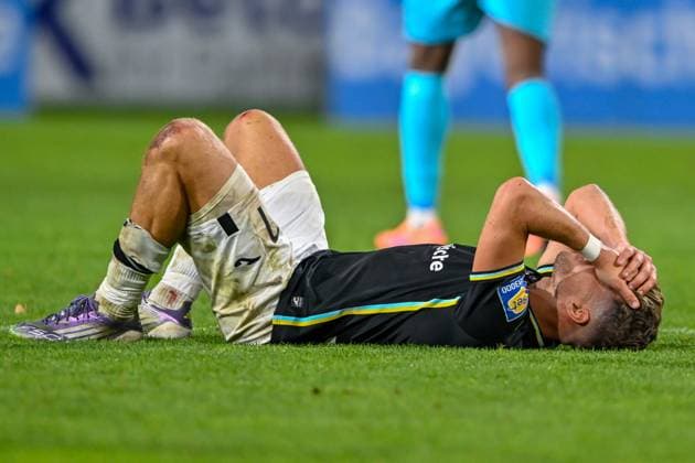 Florian Niederlechner (TSV 1860, 7) liegt nach Spielende enttäuscht am Boden, enttäuscht schauend, Enttäuschung, Frustration, disappointed, pessimistisch, 01.10.2025, München (Deutschland), Fussball, 3. Liga, TSV 1860 München - FC Viktoria Köln, DFB DFL REGULATIONS PROHIBIT ANY USE OF PHOTOGRAPHS AS IMAGE SEQUENCES AND OR QUASI-VIDEO.