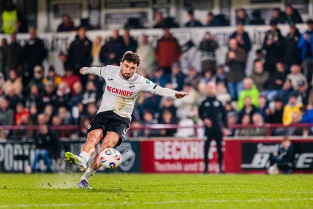 Berkan Taz (SC Verl, 10) fuerht einen Freistoss aus GER, SC Verl vs. FC Ingolstadt 04, Fussball, 3. Liga, 9. Spieltag, Spielzeit 2025 2026, 01.10.2025 GER, SC Verl vs. FC Ingolstadt 04, Fussball, 3. Liga, 9. Spieltag, Spielzeit 2025 2026, 01.10.2025 Verl Copyright: xEibner-Pressefoto JanxRollingerx EP_JSK