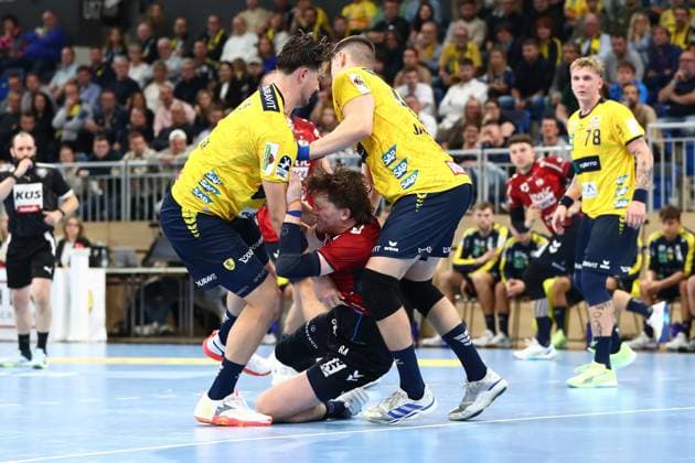 01.10.2025, xmohx, Handball DHB Pokal, Rhein Neckar Loewen - SG Flensburg-Handewitt v.l. Robert Timmermeister (Rhein Neckar Loewen) Lasse Moeller Moller (SG Flensburg-Handewitt) Halil Jaganjovic (Rhein Neckar Loewen) (DFL DFB REGULATIONS PROHIBIT ANY USE OF PHOTOGRAPHS as IMAGE SEQUENCES and or QUASI-VIDEO) Heidelberg