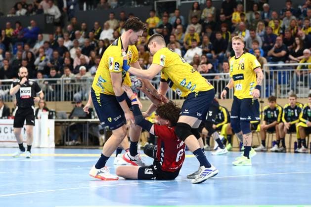 01.10.2025, xmohx, Handball DHB Pokal, Rhein Neckar Loewen - SG Flensburg-Handewitt v.l. Robert Timmermeister (Rhein Neckar Loewen) Lasse Moeller Moller (SG Flensburg-Handewitt) Halil Jaganjovic (Rhein Neckar Loewen) (DFL DFB REGULATIONS PROHIBIT ANY USE OF PHOTOGRAPHS as IMAGE SEQUENCES and or QUASI-VIDEO) Heidelberg