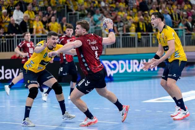 v.li.: Halil Jaganjac (RNL, 45), Johannes Golla (Flensburg, 4), Robert Timmermeister (RNL, 7), Zweikampf, Spielszene, Duell, duel, tackle, tackling, Dynamik, Action, Aktion, 01.10.2025, Heidelberg (Deutschland), Handball, DHB-Pokal, 2. Runde, Rhein-Neckar Löwen - SG Flensburg-Handewitt