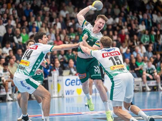 Oskar Neudeck (Frisch Auf Goeppingen, 02) im Duell mit Marko Mamic (SC DHfK Leipzig, 14) und Adam Loenn (SC DHfK Leipzig, 15), Frisch Auf Goeppingen vs. SC DHfK Leipzig, Handball, DHB-Pokal, Herren, Spielzeit 2025 2026, 01.10.2025, Frisch Auf Goeppingen vs. SC DHfK Leipzig, Handball, DHB-Pokal, Herren, Spielzeit 2025 2026, 01.10.2025 Goeppingen Copyright: xEibner-Pressefoto MichaelxSchmidx EP_MST