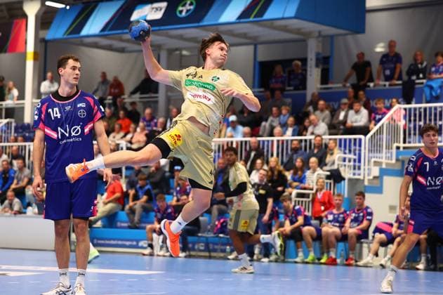 Torwurf von Thomas Alfred Solstad (Burgdorf) TSV Bayer Dormagen vs TSV Hannover-Burgdorf, Handball, DHB-Pokal, 01.10.2025 TSV Bayer Dormagen vs TSV Hannover-Burgdorf, Handball, DHB-Pokal, 01.10.2025 Dormagen Copyright: xEibner-Pressefotox EP_RWS