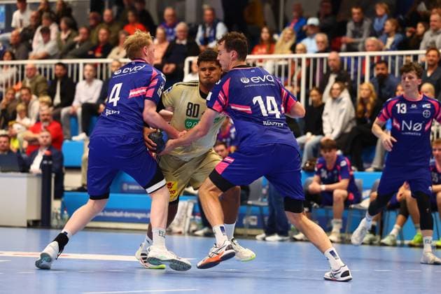 Luis Rodriguez (Burgdorf) im Zweikampf mit Vizent Bertl (Dormagen, links) und Moritz Koester (Dormagen) TSV Bayer Dormagen vs TSV Hannover-Burgdorf, Handball, DHB-Pokal, 01.10.2025 TSV Bayer Dormagen vs TSV Hannover-Burgdorf, Handball, DHB-Pokal, 01.10.2025 Dormagen Copyright: xEibner-Pressefotox EP_RWS