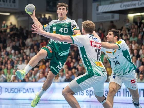 Elias Newel (Frisch Auf Goeppingen, 40) steht in der Luft, Frisch Auf Goeppingen vs. SC DHfK Leipzig, Handball, DHB-Pokal, Herren, Spielzeit 2025 2026, 01.10.2025, Frisch Auf Goeppingen vs. SC DHfK Leipzig, Handball, DHB-Pokal, Herren, Spielzeit 2025 2026, 01.10.2025 Goeppingen Copyright: xEibner-Pressefoto MichaelxSchmidx EP_MST