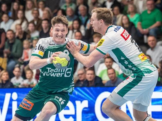 Oskar Neudeck (Frisch Auf Goeppingen, 02) im Zweikampf mit Adam Loenn (SC DHfK Leipzig, 15), Frisch Auf Goeppingen vs. SC DHfK Leipzig, Handball, DHB-Pokal, Herren, Spielzeit 2025 2026, 01.10.2025, Frisch Auf Goeppingen vs. SC DHfK Leipzig, Handball, DHB-Pokal, Herren, Spielzeit 2025 2026, 01.10.2025 Goeppingen Copyright: xEibner-Pressefoto MichaelxSchmidx EP_MST