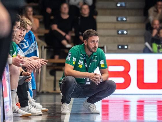 Ben Matschke, Cheftrainer (Frisch Auf Goeppingen) schaut gebannt dem Spiel zu, Frisch Auf Goeppingen vs. SC DHfK Leipzig, Handball, DHB-Pokal, Herren, Spielzeit 2025 2026, 01.10.2025, Frisch Auf Goeppingen vs. SC DHfK Leipzig, Handball, DHB-Pokal, Herren, Spielzeit 2025 2026, 01.10.2025 Goeppingen Copyright: xEibner-Pressefoto MichaelxSchmidx EP_MST