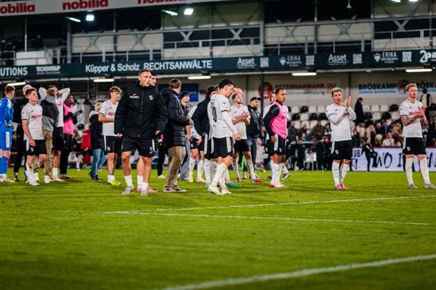 Die Mannschaft von SC Verl ist enttaeuscht traurig nach 2:2 Unentschieden und stellt sich der Fankurve GER, SC Verl vs. FC Ingolstadt 04, Fussball, 3. Liga, 9. Spieltag, Spielzeit 2025 2026, 01.10.2025 GER, SC Verl vs. FC Ingolstadt 04, Fussball, 3. Liga, 9. Spieltag, Spielzeit 2025 2026, 01.10.2025 Verl Copyright: xEibner-Pressefoto JanxRollingerx EP_JSK