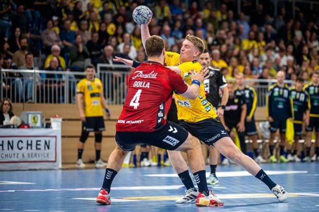 DHB-Pokal 2025 26 2. Runde: Rhein-Neckar Löwen vs. SG Flensburg-Handewitt; 01.10.2025 Mathias Larson (4; Rhein Neckar Löwen) kämpft gegen Johannes Golla (4; SGFH) um den Ball DHB-Pokal 2025 26 2. Runde: Rhein-Neckar Löwen vs. SG Flensburg-Handewitt im SNP-Dome in Heidelberg. Copyright: xBEAUTIFULxSPORTS Gelhardtx