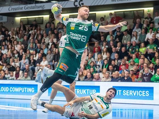 Ludvig Jurmala Astroem (Frisch Auf Goeppingen, 25) setzt sich am Kreis gegen Marko Mamic (SC DHfK Leipzig, 14) durch, Frisch Auf Goeppingen vs. SC DHfK Leipzig, Handball, DHB-Pokal, Herren, Spielzeit 2025 2026, 01.10.2025, Frisch Auf Goeppingen vs. SC DHfK Leipzig, Handball, DHB-Pokal, Herren, Spielzeit 2025 2026, 01.10.2025 Goeppingen Copyright: xEibner-Pressefoto MichaelxSchmidx EP_MST