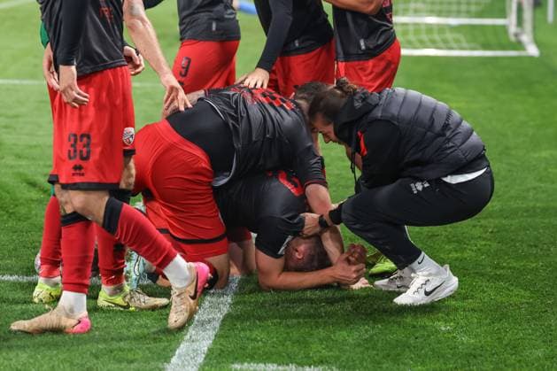 3. Liga; SC Verl - FC Ingolstadt 04; Ausgleich 2:2 Tor Jubel Treffer Simon Lorenz (32, FCI) Jonas Scholz (15, FCI) Marcel Costly (22, FCI) Fredrik Carlsen (8, FCI) Cheftrainerin Sabrina Wittmann (FCI) Max Besuschkow (17, FCI) 3. Liga - FC Ingolstadt 04 Saison 2025 2026 SC Verl