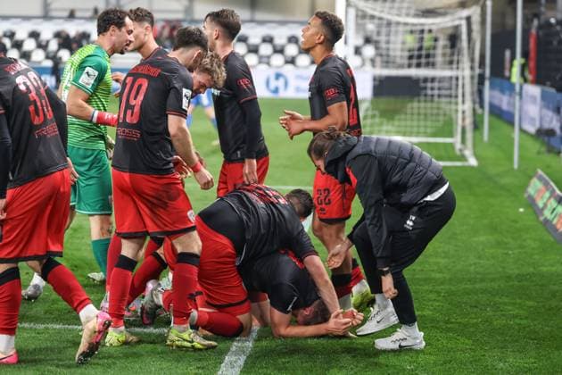 3. Liga; SC Verl - FC Ingolstadt 04; Ausgleich 2:2 Tor Jubel Treffer Simon Lorenz (32, FCI) Jonas Scholz (15, FCI) Marcel Costly (22, FCI) Fredrik Carlsen (8, FCI) Cheftrainerin Sabrina Wittmann (FCI) Max Besuschkow (17, FCI) Torwart Kai Eisele (25, FCI) 3. Liga - FC Ingolstadt 04 Saison 2025 2026 SC Verl