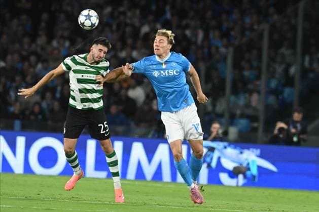 Goncalo Inacio of Sporting Clube de Portugal competes for the ball with Rasmus Hojlund of SSC Napoli during the Uefa Champions League between SSC Napoli vs Sporting Clube de Portugal at Stadio Diego Armando Maradona  Copyright: xAgostinoxGemito IPAxSportx xipa-agency.netx xx IPA_66020414 IPA_Agency_IPA66020414