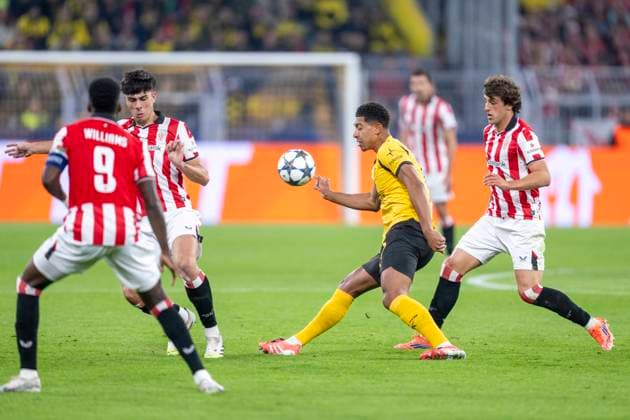 01.10.2025, Borussia Dortmund - Athletik Bilbao, UEFA Champions League, 2. Spieltag: Jobe Bellingham (Borussia Dortmund) mit Ball WICHTIGER HINWEIS: Gemäß den Vorgaben der UEFA ist es untersagt, in dem Stadion und oder vom Spiel angefertigte Fotoaufnahmen in Form von Sequenzbildern und oder videoähnlichen Fotostrecken zu verwerten bzw. verwerten zu lassen. Copyright: xDavidxInderliedx