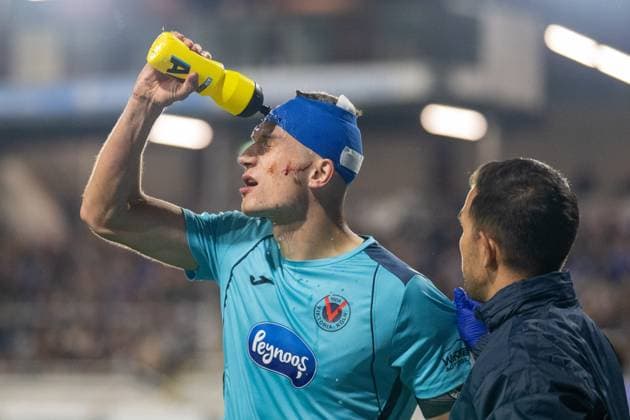Christoph Greger 15 (Viktoria Koeln 1904) hat am Kopf eine Platzwunde. Giesst sich ueber den Verband Wasser, TSV 1860 Muenchen vs. Viktoria Koeln 1904, 3. Liga, 9. Spieltag, 01.10.2025 DFB regulations prohibit any use of photographs as image sequences and or quasi-video Muenchen Bayern Deutschland