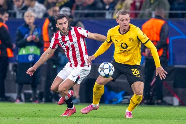 01.10.2025, Borussia Dortmund - Athletik Bilbao, UEFA Champions League, 2. Spieltag: Bilbaos Inigo Lekue (l) und Julian Ryerson (Borussia Dortmund) kämpfen um den Ball. WICHTIGER HINWEIS: Gemäß den Vorgaben der UEFA ist es untersagt, in dem Stadion und oder vom Spiel angefertigte Fotoaufnahmen in Form von Sequenzbildern und oder videoähnlichen Fotostrecken zu verwerten bzw. verwerten zu lassen. Copyright: xDavidxInderliedx