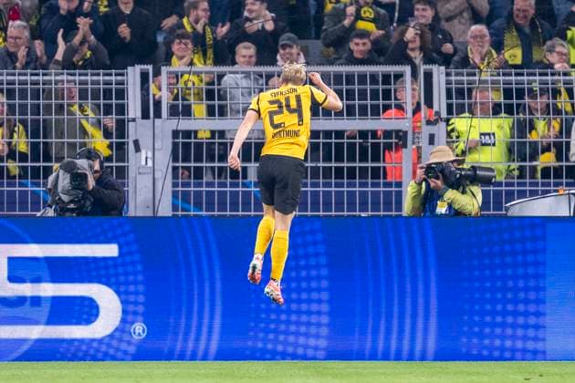 01.10.2025, Borussia Dortmund - Athletik Bilbao, UEFA Champions League, 2. Spieltag: Daniel Svensson (Borussia Dortmund) jubelt nach seinem Tor zum 1:0. WICHTIGER HINWEIS: Gemäß den Vorgaben der UEFA ist es untersagt, in dem Stadion und oder vom Spiel angefertigte Fotoaufnahmen in Form von Sequenzbildern und oder videoähnlichen Fotostrecken zu verwerten bzw. verwerten zu lassen. Copyright: xDavidxInderliedx