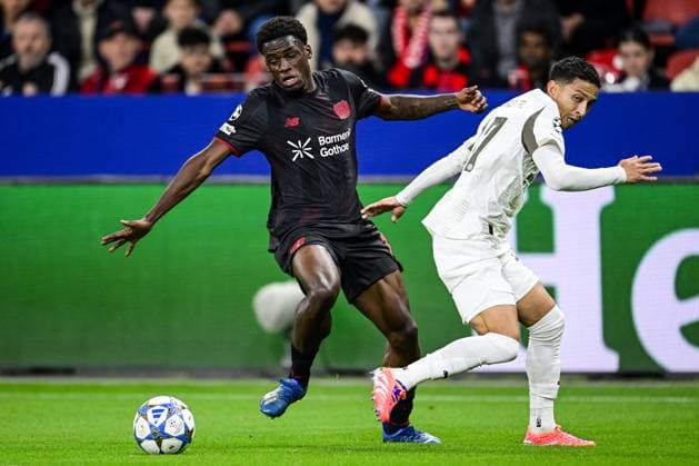 LEVERKUSEN - (l-r) Ernest Poku of Bayer 04 Leverkusen, Mauro Junior of PSV Eindhoven during the UEFA Champions League match between Bayer Leverkusen and PSV Eindhoven at the BayArena stadium on October 1, 2025, in Leverkusen, Germany. ANP OLAF KRAAK xVIxANPxSportx xxANPxIVx 538065392 originalFilename: 538065392.jpg