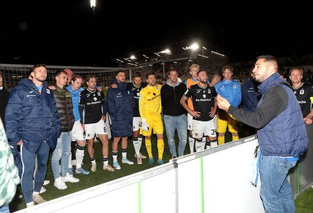 Fussball, Herren, 3.Liga, Saison 2025 2026, TSV 1860 München - FC Viktoria Köln, Grünwalder Stadion Die Mannschaft des TSV 1860 München nach dem Spiel vor der Westkurve, ein Ultra Fan sprach zur Mannschaft