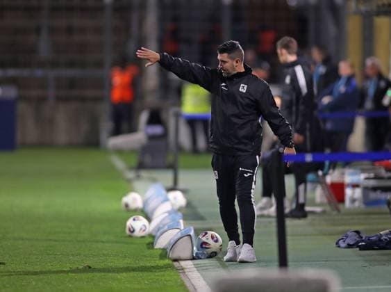 Fussball, Herren, 3.Liga, Saison 2025 2026, TSV 1860 München - FC Viktoria Köln, Grünwalder Stadion Alper Kayabunar, Interimstrainer (TSV 1860 München) an der Seitenlinie