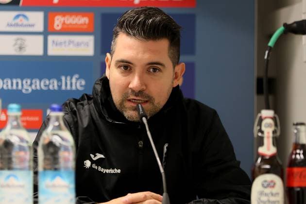 Fussball, Herren, 3.Liga, Saison 2025 2026, TSV 1860 München - FC Viktoria Köln, Grünwalder Stadion Alper Kayabunar, Interimstrainer (TSV 1860 München) auf der Pressekonferenz nach dem Spiel